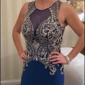 Formal Gown
200$ 
It’s a size 12 but I’m a 6-8.